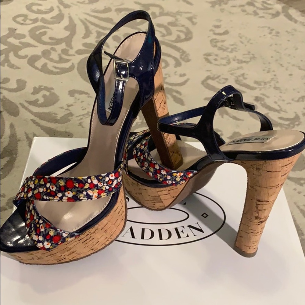 BRAND NEW!! Steve Madden, floral platform sandal
